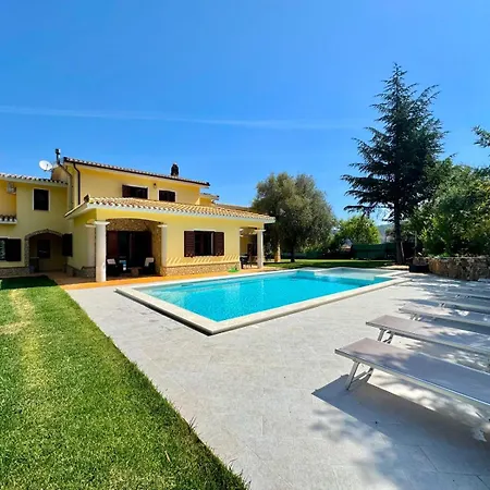 Apartment With Pool *